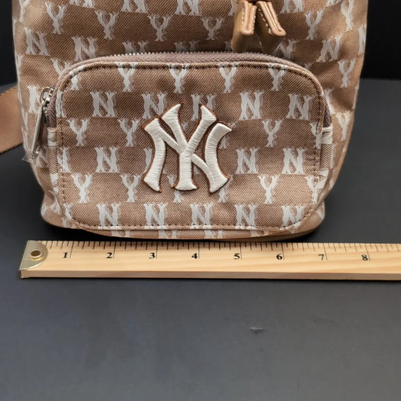 NWT,MLB New York Yankees Tan Jacquard Drawstring Monogramed Crossbody  Bag. - Picture 12 of 12